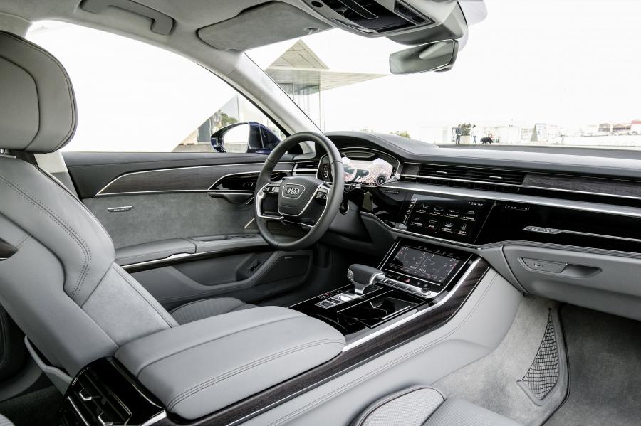 Интерьер Audi A8 55 TFSI Quattro (D5) 2017 года  (WW) (фото 16 из 40)